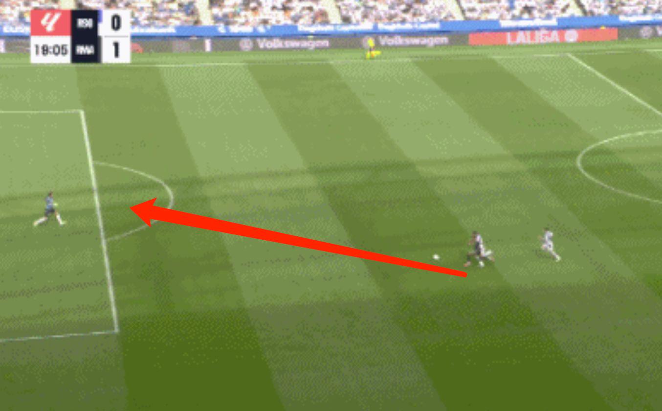 禁区弧顶处, 回传球员想 禁区弧顶处, 回传球员想