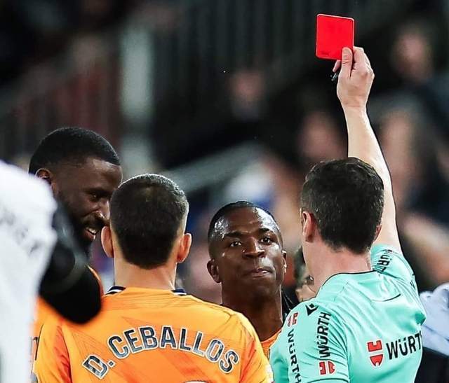 斯的变化, 张红牌, UAA 斯的变化, 张红牌, UAA